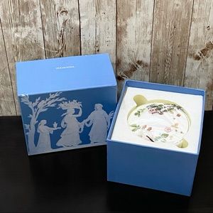 Retired WEDGWOOD Wild Strawberry Covered Box